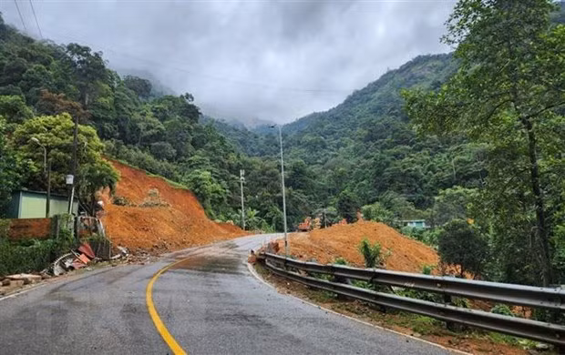 Sau hơn 1 ngày nỗ lực triển khai công tác khắc phục hậu quả, đến chiều tối 31/7, lực lượng chức năng đã hoàn tất công tác giải phóng hiện trường, dọn dẹp hàng trăm khối đất đá vùi lấp xuống mặt đường đèo Bảo Lộc. (Ảnh: Nguyễn Dũng/TTXVN) Sau hơn 1 ngày nỗ lực triển khai công tác khắc phục hậu quả, đến chiều tối 31/7, lực lượng chức năng đã hoàn tất công tác giải phóng hiện trường, dọn dẹp hàng trăm khối đất đá vùi lấp xuống mặt đường đèo Bảo Lộc. (Ảnh: Nguyễn Dũng/TTXVN)