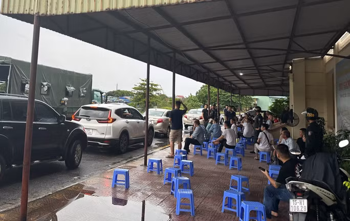 Tại khu vực thi thực hành, 9 giáo viên Trung tâm đào tạo sát hạch lái xe thuộc trường có hành vi tổ chức chấm điểm kiểm tra sai quy định. Ảnh: Trọng Đức