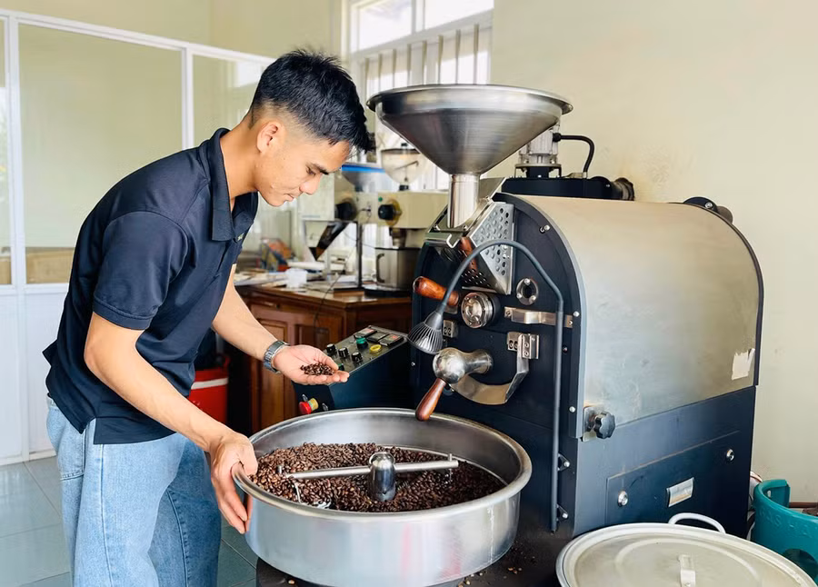 Anh Đoàn Anh Tuấn-Chủ cơ sở sản xuất cà phê D&amp;S (xã Nam Yang, huyện Đak Đoa) đã đưa sản phẩm cà phê của địa phương vươn xa với nhiều cách làm sáng tạo. Ảnh: T.D