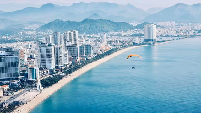 Thành phố biển Nha Trang đẹp mơ màng trong nắng sớm. Ảnh: BÁ DUY