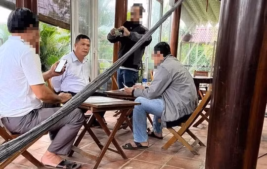 Đặng Ngọc Bảo bị công an bắt quả tang đang nhận tiền từ đại diện doanh nghiệp Đặng Ngọc Bảo bị công an bắt quả tang đang nhận tiền từ đại diện doanh nghiệp