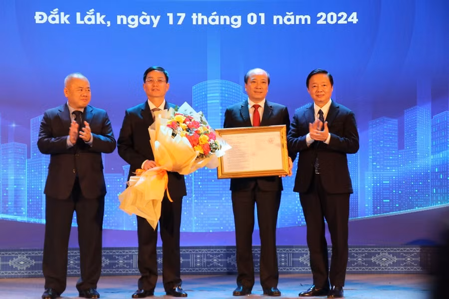 Phó Thủ tướng Chính phủ Trần Hồng Hà trao Quyết định phê duyệt Quy hoạch tỉnh Đắk Lắk thời kỳ 2021 – 2030, tầm nhìn 2050 cho lãnh đạo tỉnh Đắk Lắk. (Ảnh: Anh Dũng/TTXVN)