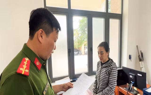 Công an đọc quyết định khởi tố, bắt giam bà Nguyễn Thị Hậu. Ảnh: T.C