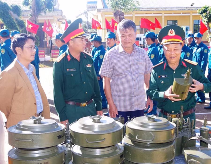 Đại tá Lê Kim Giàu-Ủy viên Ban Thường vụ Tỉnh ủy, Chỉ huy trưởng Bộ Chỉ huy Quân sự tỉnh (hàng trước, bìa phải) và lãnh đạo huyện Chư Prông kiểm tra trang-thiết bị phục vụ huấn luyện. Ảnh: Vĩnh Hoàng
