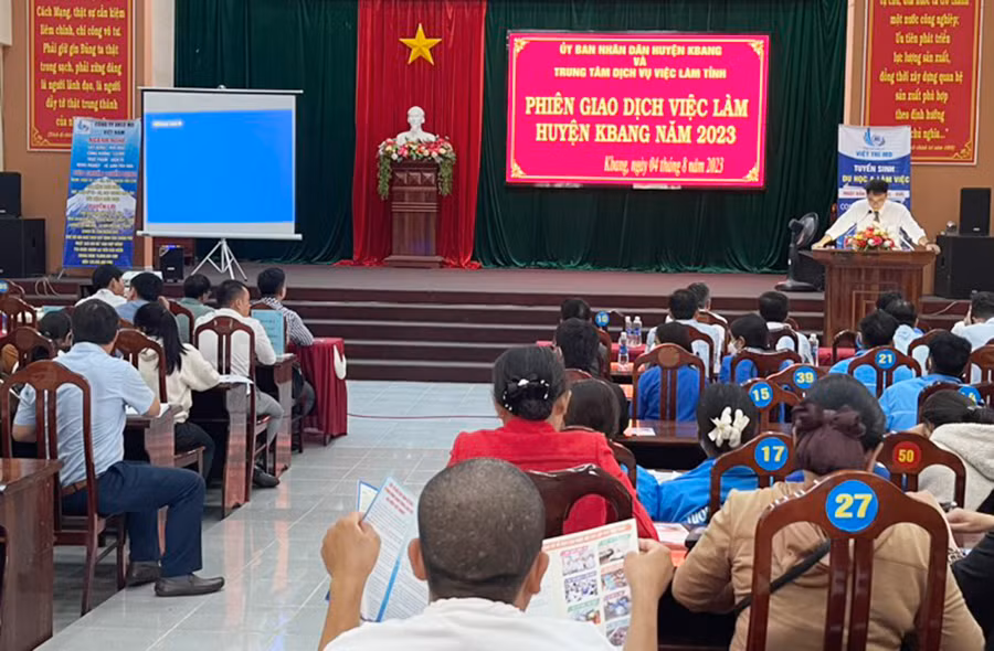 Quang cảnh buổi khai mạc phiên giao dịch việc làm năm 2023. Ảnh: Minh Ngân Quang cảnh buổi khai mạc phiên giao dịch việc làm năm 2023. Ảnh: Minh Ngân