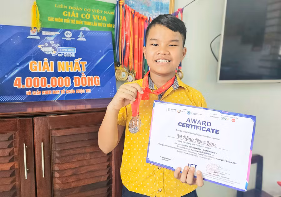 Em Võ Đặng Ngọc Lâm phấn khởi với những thành tích vừa đạt được. Ảnh: H.T