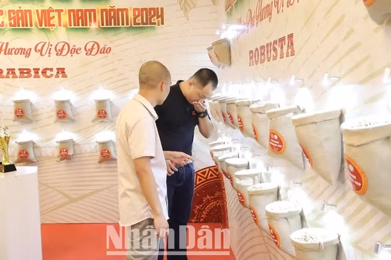Khán giả nếm trải nghiệm mẫu cà-phê lọt vào top 10 của Cuộc thi Cà-phê đặc sản Việt Nam 2024.