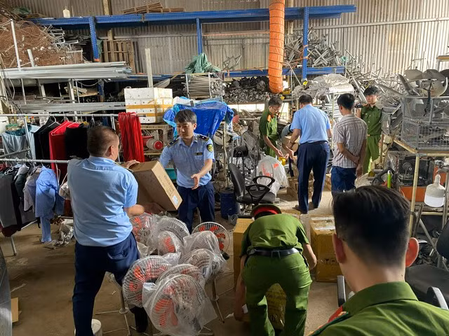 Lực lượng liên ngành kiểm đếm, thu giữ hàng hóa có dấu hiệu vi phạm