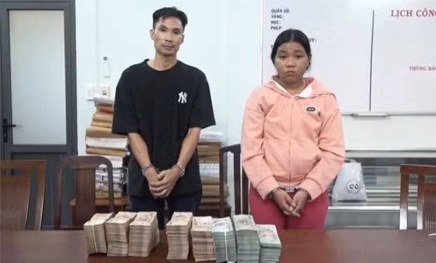 Nguyễn Ngọc Mỹ (trái) và Nguyễn Thị Bích Tuyền tại cơ quan điều tra. (Ảnh: Công an cung cấp)
