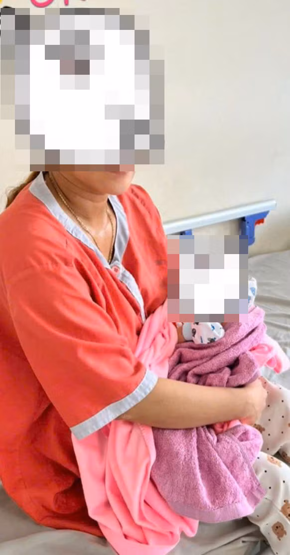 Bé sơ sinh đã được bàn giao cho mẹ Bé sơ sinh đã được bàn giao cho mẹ