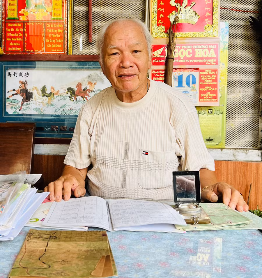 Dù tuổi cao, nhưng ông Vũ Hồng Sáu vẫn luôn đau đáu đi tìm đồng đội. Ảnh: P.L
