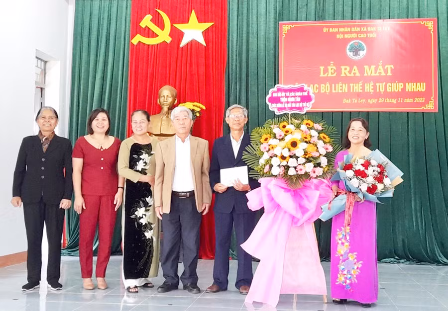 Bà Rơ Chăm H'Yéo (bìa trái)-Trưởng ban Đại diện Hội Người cao tuổi tỉnh chúc mừng Ban Chủ nhiệm Câu lạc bộ Liên thế hệ tự giúp nhau thôn Nhơn Tân (xã Đak Ta Ley, huyện Mang Yang) tại lễ ra mắt (ảnh nhân vật cung cấp).