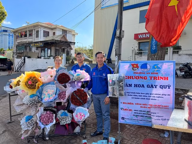 Điểm bán hoa gây quỹ giúp người nghèo của Đoàn P.An Bình. Ảnh: ĐOÀN P.AN BÌNH