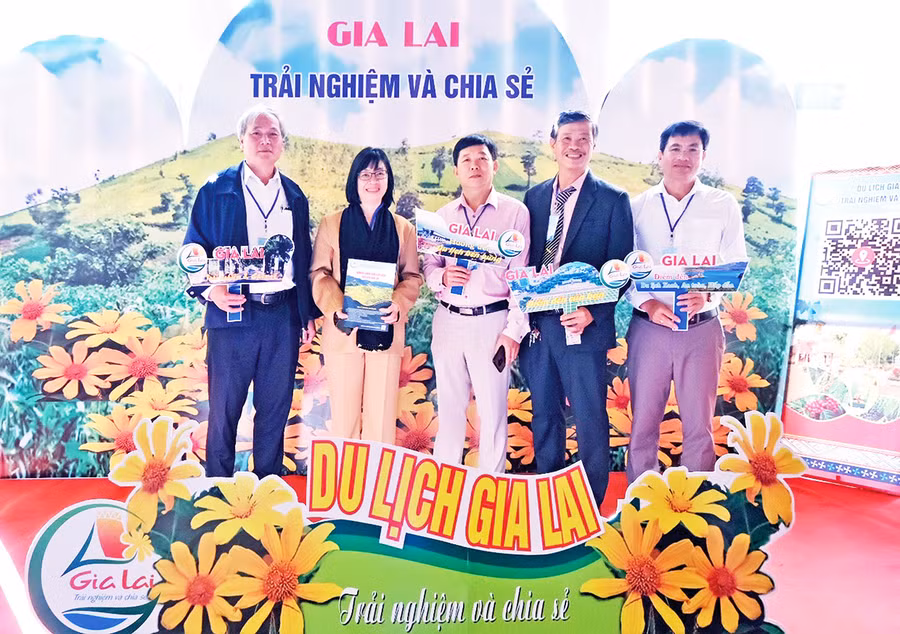 Gia Lai giới thiệu các sản phẩm du lịch đặc sắc, điểm check-in trong tỉnh tại các sự kiện, hội nghị liên kết du lịch. Ảnh: N.B Gia Lai giới thiệu các sản phẩm du lịch đặc sắc, điểm check-in trong tỉnh tại các sự kiện, hội nghị liên kết du lịch. Ảnh: N.B