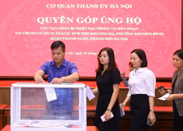 Cán bộ, công chức, viên chức và người lao động cơ quan Thành ủy Hà Nội quyên góp ủng hộ các nạn nhân trong vụ cháy chung cư mini tại quận Thanh Xuân. (Ảnh: Văn Điệp/TTXVN) Cán bộ, công chức, viên chức và người lao động cơ quan Thành ủy Hà Nội quyên góp ủng hộ các nạn nhân trong vụ cháy chung cư mini tại quận Thanh Xuân. (Ảnh: Văn Điệp/TTXVN)
