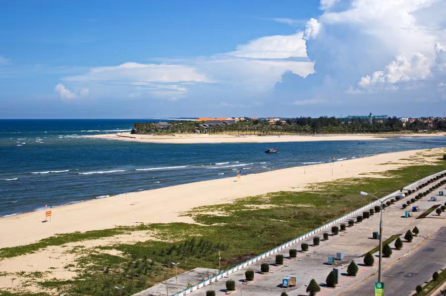 Biển Nhật Lệ đẹp nhất từ tháng 5 đến tháng 8. Ảnh: Du lịch Quảng Bình