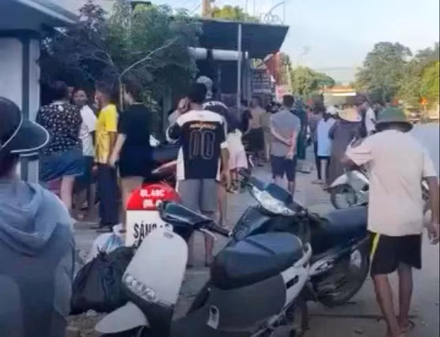 Rất đông người dân tập trung nơi xảy ra vụ nổ lớn khiến 2 người tử vong. Ảnh: N. Tuân Rất đông người dân tập trung nơi xảy ra vụ nổ lớn khiến 2 người tử vong. Ảnh: N. Tuân