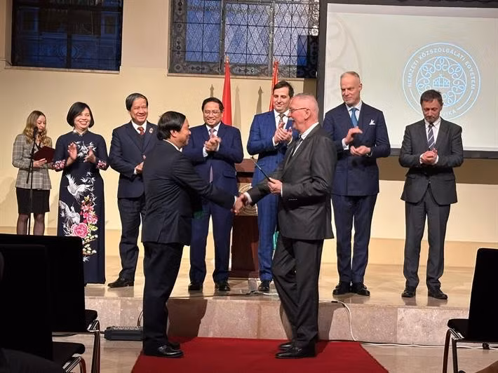 Thủ tướng Phạm Minh Chính, Bộ trưởng Bộ GD-ĐT Nguyễn Kim Sơn chứng kiến sự kiện trao 10 biên bản ghi nhớ giữa các cơ sở cơ sở giáo dục Việt Nam và Hungary