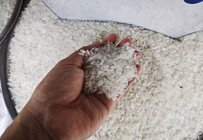 Một cổ phiếu ngành gạo tăng giá gần gấp 3 lần chỉ trong 2 tuần - Ảnh 2. Giá gạo tăng nóng sau lệnh cấm xuất khẩu gạo của Ấn Độ