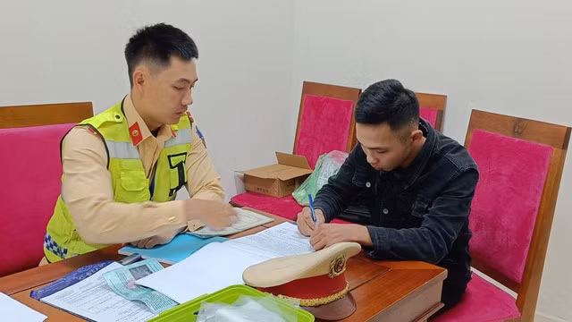 Lập biên bản tài xế Chương. Ảnh NGUYỄN TÚ