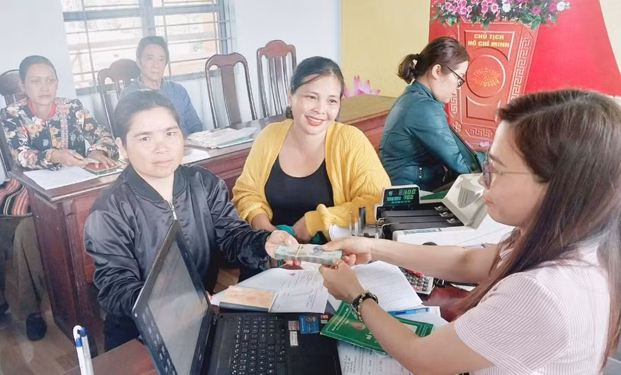 Phòng Giao dịch Ngân hàng CSXH huyện Chư Pưh kịp thời giải ngân nguồn vốn tín dụng chính sách cho đồng bào DTTS. Ảnh: S.C