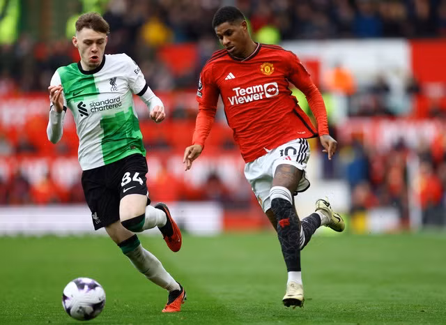 Trận đấu tại sân Old Trafford nóng từ khi bóng lăn