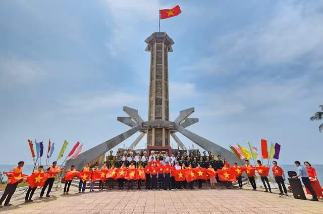 Trao tặng cờ Tổ quốc cho ngư dân trên đảo Cồn Cỏ, tỉnh Quảng Trị ngày 19-3-2023. Ảnh: HOÀNG PHÚC