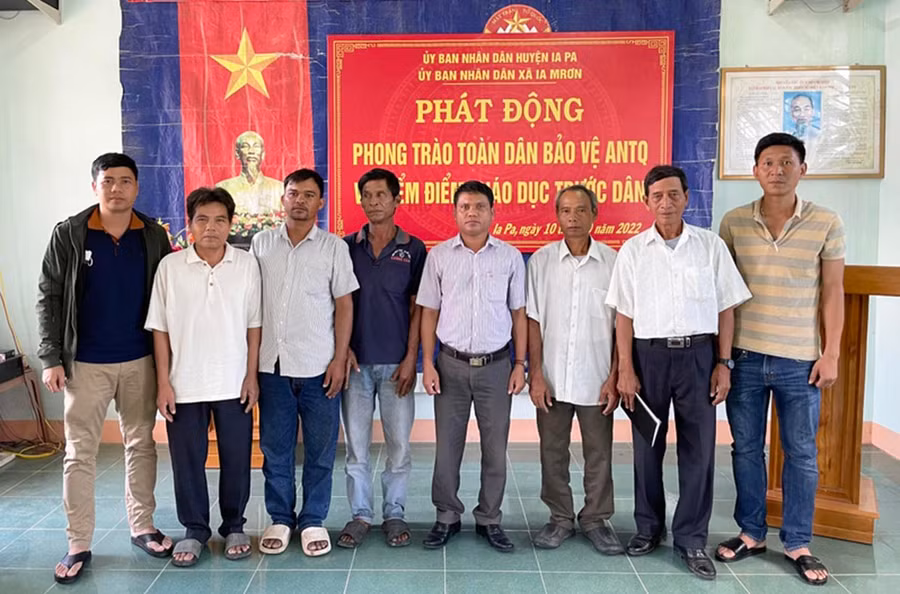 Ông Ksor Krok (thứ 2 từ phải qua) phối hợp cùng lực lượng Công an cảm hóa thành công 5 đối tượng tại xã Ia Mrơn. Ảnh Công an huyện Ia Pa Ông Ksor Krok (thứ 2 từ phải qua) phối hợp cùng lực lượng Công an cảm hóa thành công 5 đối tượng tại xã Ia Mrơn. Ảnh Công an huyện Ia Pa
