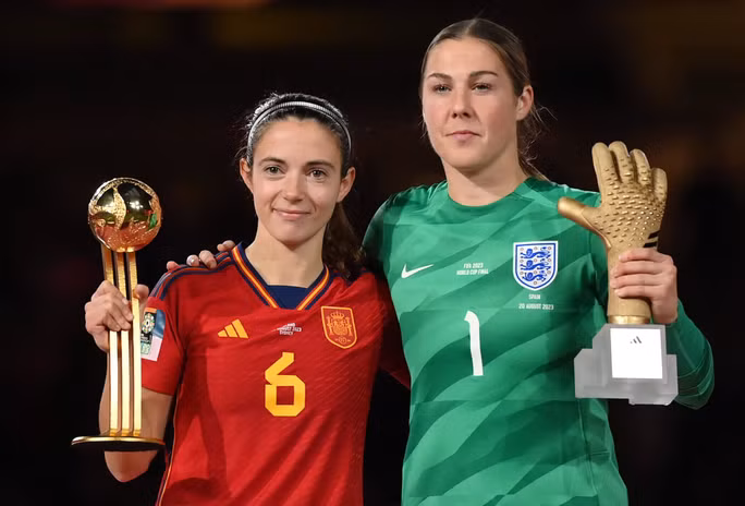 Aitana Bonmati và Mary Earps