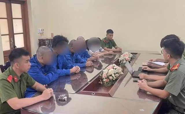 Cơ quan Cảnh sát điều tra Công an TP.Phổ Yên làm việc với 6 bị can về hành vi truyền bá văn hóa phẩm đồi trụy. Ảnh CA THÁI NGUYÊN