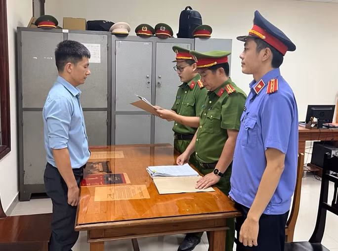 Cơ quan Cảnh sát Điều tra Công an tỉnh Quảng Bình thi hành lệnh bắt tạm giam Trần Lê Trung.