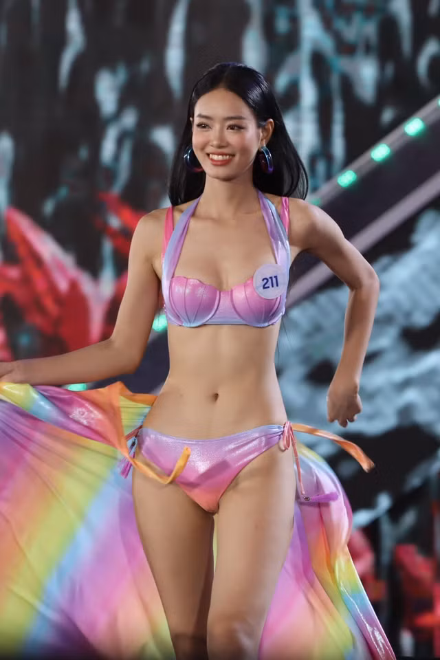 Thí sinh Bùi Khánh Linh tự tin sải bước trên sân khấu với trang phục bikini. Ảnh: Minh Hy