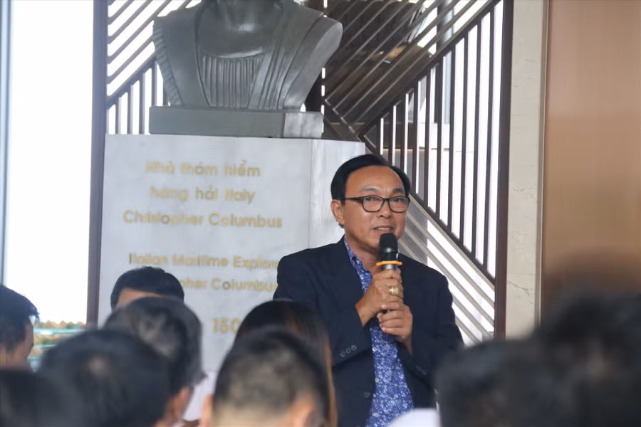 Đại diện tổ hợp giải trí đêm Ana Park giới thiệu những khu chức năng phục vụ du khách. Ảnh: Phương Linh