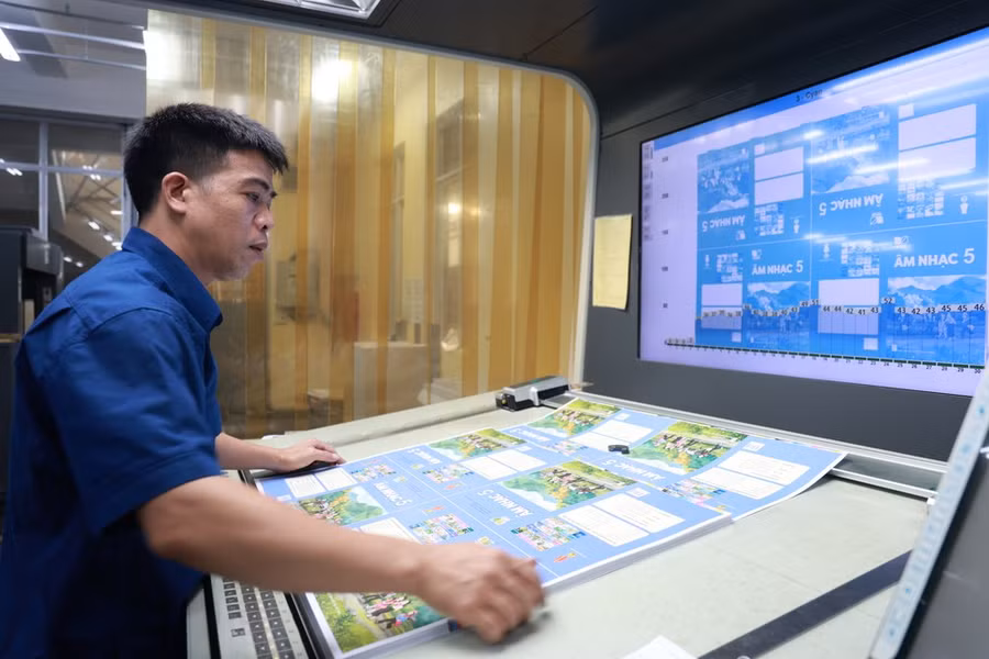 Sách giáo khoa được in ấn để đảm bảo cung ứng đủ cho học sinh. (Ảnh: PV/Vietnam+)