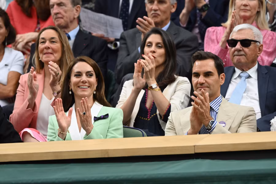 Roger Federer hiện diện trong khu VIP khán đài sân Trung tâm hôm thứ ba (4.7). Ảnh: Wimbledon Roger Federer hiện diện trong khu VIP khán đài sân Trung tâm hôm thứ ba (4.7). Ảnh: Wimbledon