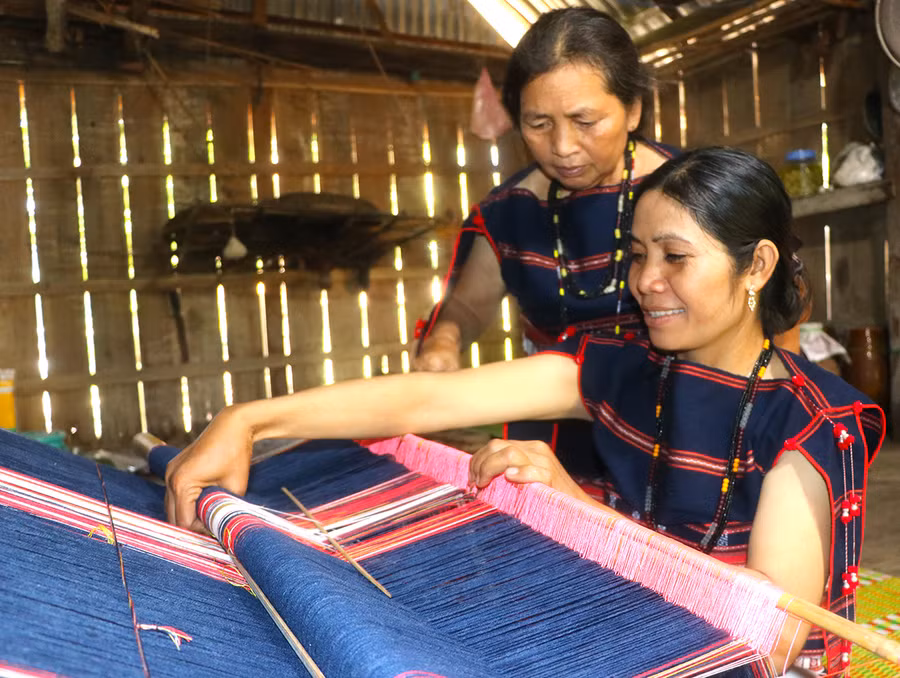 Được các bà, các mẹ chỉ dạy, chị Đinh Thị Hyat-thành viên tổ dệt vải của tổ dân phố Plei Nghe (thị trấn Kông Chro) đã biết dệt váy áo với họa tiết hoa văn khó. Ảnh: N.M Được các bà, các mẹ chỉ dạy, chị Đinh Thị Hyat-thành viên tổ dệt vải của tổ dân phố Plei Nghe (thị trấn Kông Chro) đã biết dệt váy áo với họa tiết hoa văn khó. Ảnh: N.M