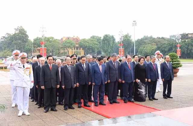 Các vị lãnh đạo, nguyên lãnh đạo Đảng, Nhà nước vào Lăng viếng Chủ tịch Hồ Chí Minh. ẢNH: GIA HÂN