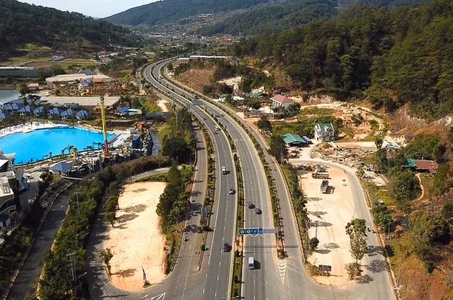 Dự án khu đô thị Liên Khương - Prenn có vị trí thuận lợi khi có sân bay Liên Khương, cao tốc Liên Khương, đèo Prenn vừa mở rộng để kết nối nhanh chóng với Đà Lạt.