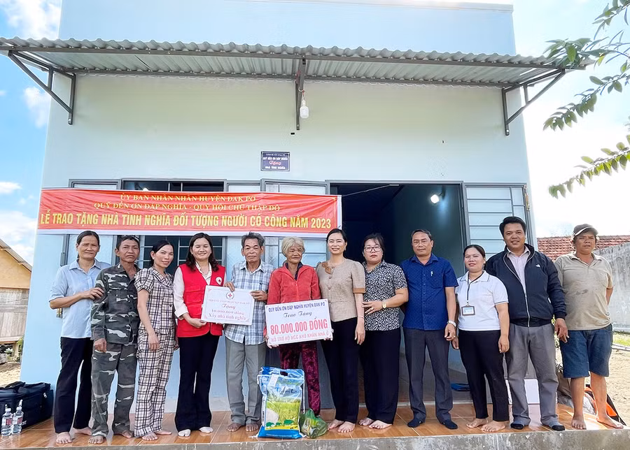 Lãnh đạo UBND huyện Đak Pơ trao Nhà tình nghĩa cho bệnh binh Đinh Văn Den. Ảnh: Tuyết Mai