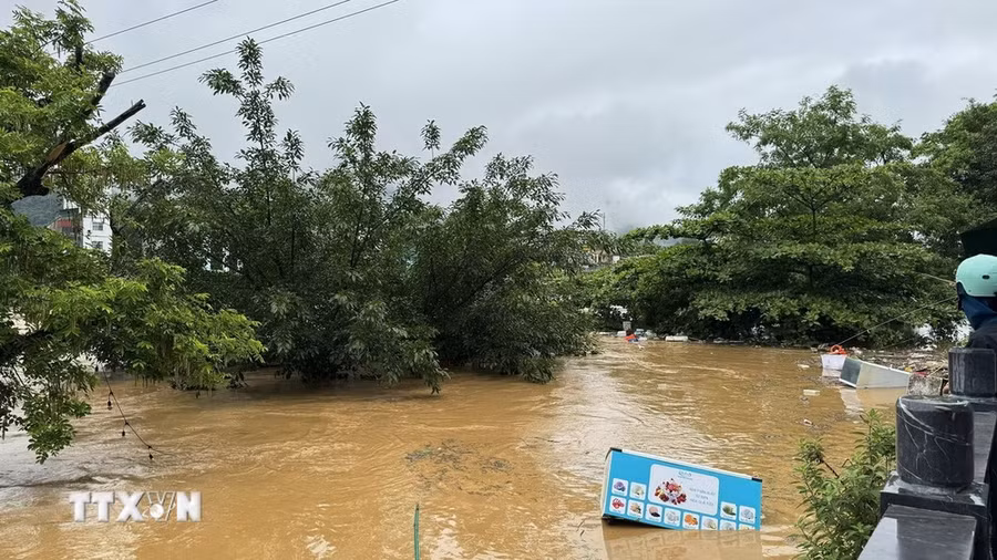 Mưa lớn kéo dài suốt đêm 9 và ngày 10/6 đã khiến nước sông Lô ở thành phố Hà Giang dâng cao, gây ngập lụt. (Ảnh: Minh Tâm/TTXVN)