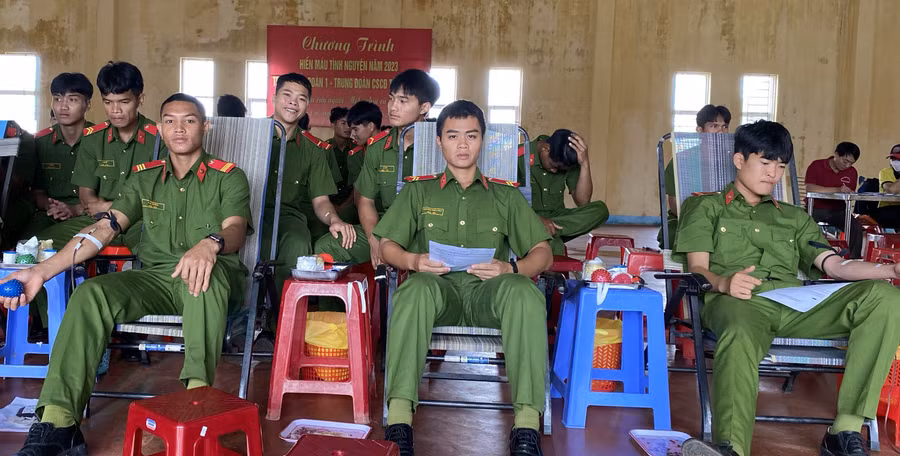 Cán bộ, chiến sĩ Tiểu đoàn Cảnh sát cơ động số 01 hưởng ứng phong trào HMTN. Ảnh: Hồng Ngọc Cán bộ, chiến sĩ Tiểu đoàn Cảnh sát cơ động số 01 hưởng ứng phong trào HMTN. Ảnh: Hồng Ngọc