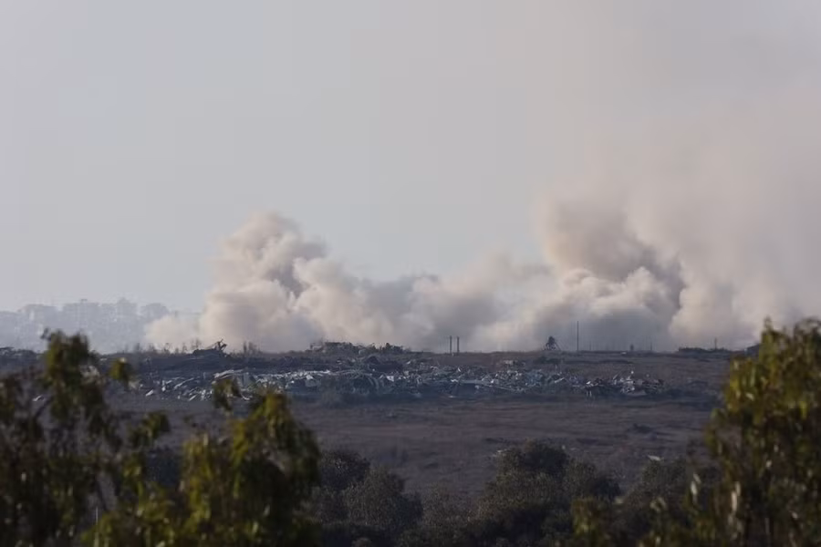 Khói bốc lên sau cuộc không kích của Israel xuống Dải Gaza ngày 20/8/2024. (Ảnh: THX/TTXVN) Khói bốc lên sau cuộc không kích của Israel xuống Dải Gaza ngày 20/8/2024. (Ảnh: THX/TTXVN)
