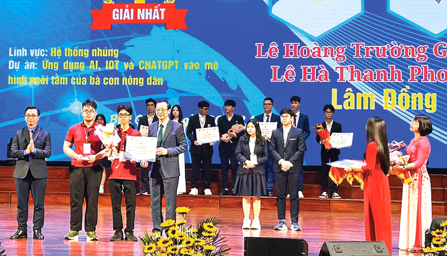 Thứ trưởng Bộ Giáo dục và Đào tạo Phạm Ngọc Thưởng trao giải Nhất cho Lê Hà Thanh Phong và Lê Hoàng Trường Giang