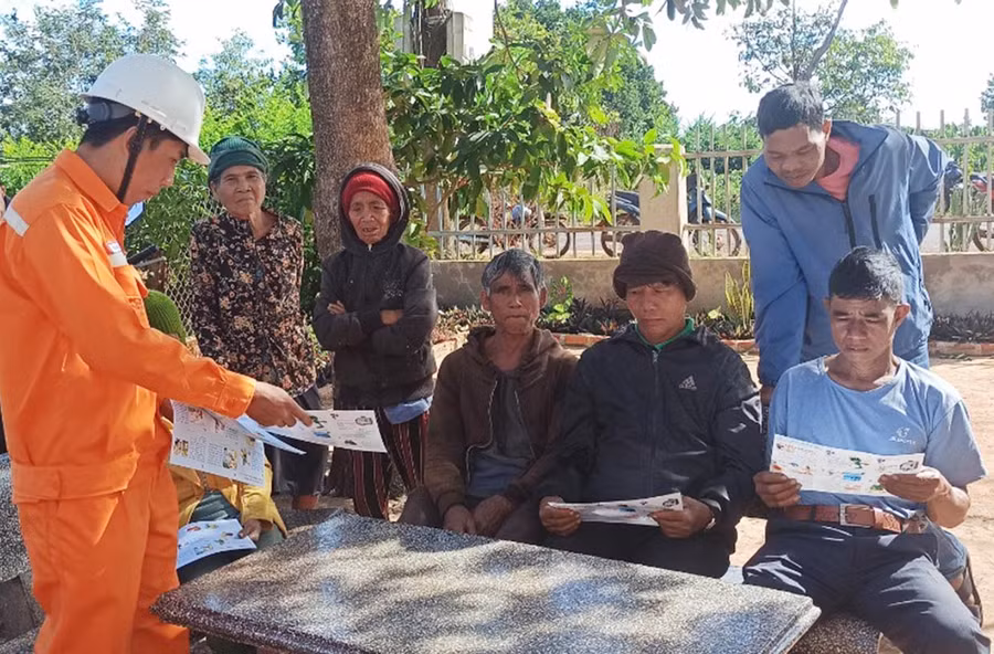 Điện lực Chư Sê đã phối hợp tuyên truyền về sử dụng điện an toàn trên địa bàn 15 xã, thị trấn. Ảnh: Q.T Điện lực Chư Sê đã phối hợp tuyên truyền về sử dụng điện an toàn trên địa bàn 15 xã, thị trấn. Ảnh: Q.T