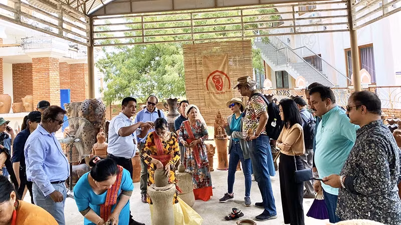 Đoàn farmtrip gồm các doanh nghiệp du lịch Ấn Độ đến tham quan, khảo sát tại làng gốm Bàu Trúc (Ninh Thuận). (Ảnh: PHƯƠNG THẢO)