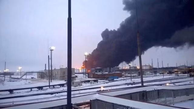 Khói bốc lên sau khi máy bay không người lái của Ukraine tấn công một nhà máy lọc dầu ở tỉnh Ryazan thuộc Nga, trong ảnh từ video do Reuters thu được ngày 13.3 Khói bốc lên sau khi máy bay không người lái của Ukraine tấn công một nhà máy lọc dầu ở tỉnh Ryazan thuộc Nga, trong ảnh từ video do Reuters thu được ngày 13.3