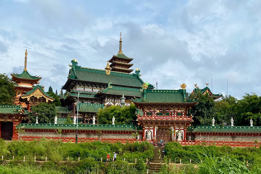 Chùa Minh Thành-một điểm nhấn độc đáo bên dòng suối Hội Phú (phường Hội Thương, TP. Pleiku). Ảnh: Hà Duy