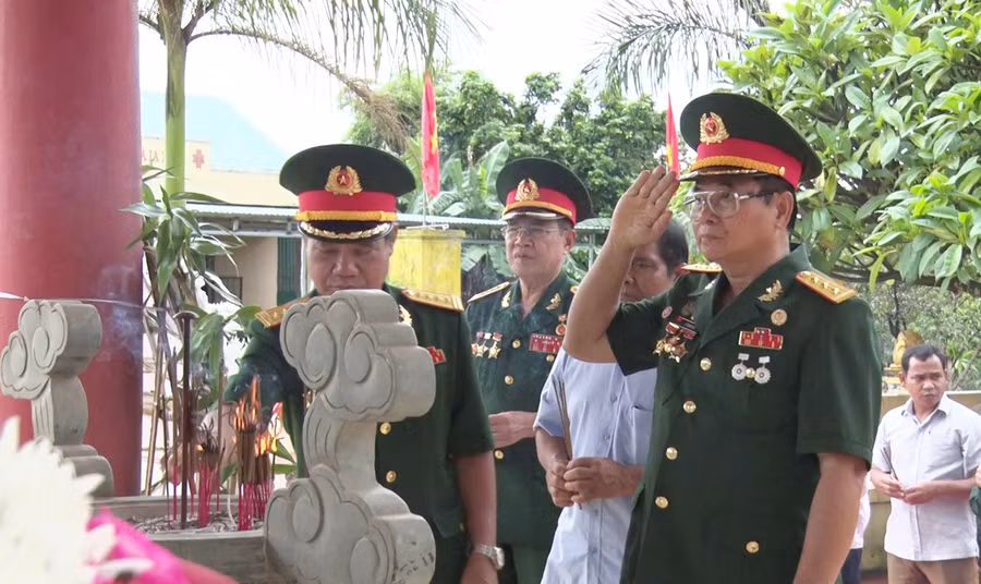 Lãnh đạo Ban Liên lạc Đại đoàn Đồng bằng thắp hương tại Di tích Chiến thắng Chư Bồ-Đức Cơ để tưởng nhớ những đồng đội đã hy sinh. Ảnh: Lê Văn Châu