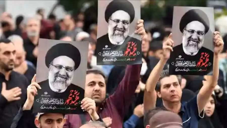 Người dân thành phố Tabriz, Iran mang ảnh tưởng niệm cố Tổng thống Ebrahim Raisi. Ảnh: THX Người dân thành phố Tabriz, Iran mang ảnh tưởng niệm cố Tổng thống Ebrahim Raisi. Ảnh: THX