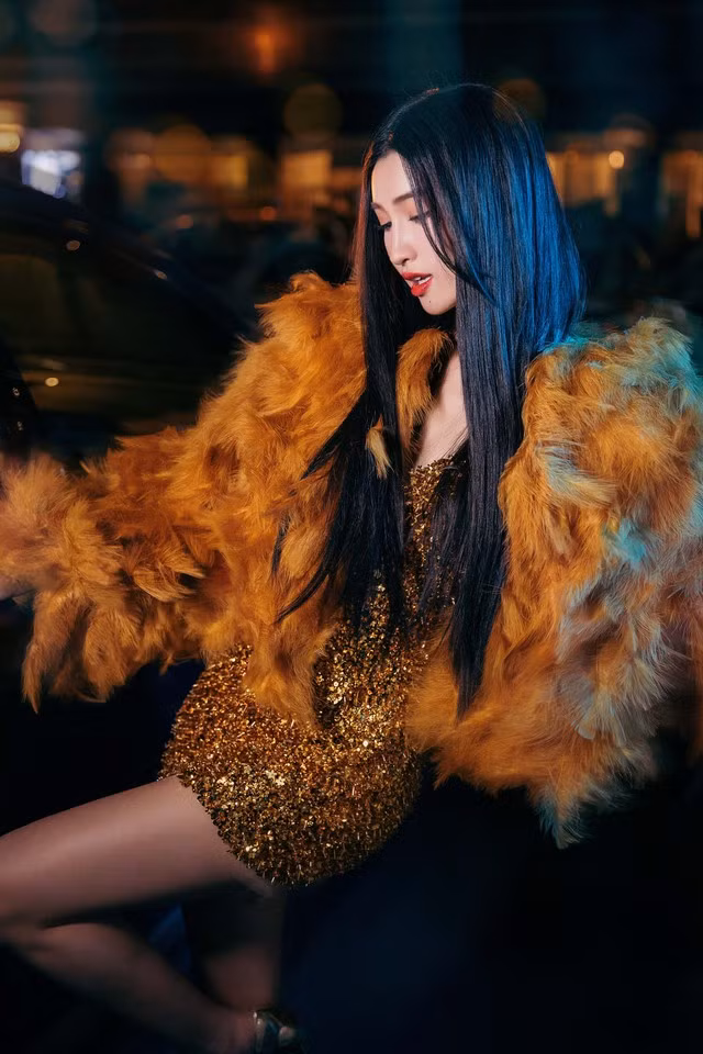 Phong cách trưởng thành, mạnh mẽ của "Lady Night" (quý cô là tâm điểm của nhịp sống sôi động ban đêm) được chuyển tải qua các bộ trang phục mang tone đỏ, đen, vàng gold... điểm xuyết chi tiết ánh kim, lông vũ giúp người mặc nổi bật khi tham gia các buổi tiệc đêm lãng mạn